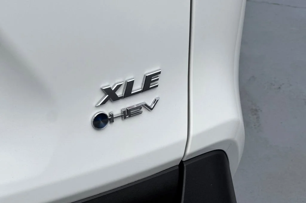 2025 Toyota RAV4 XLE - Photo 27
