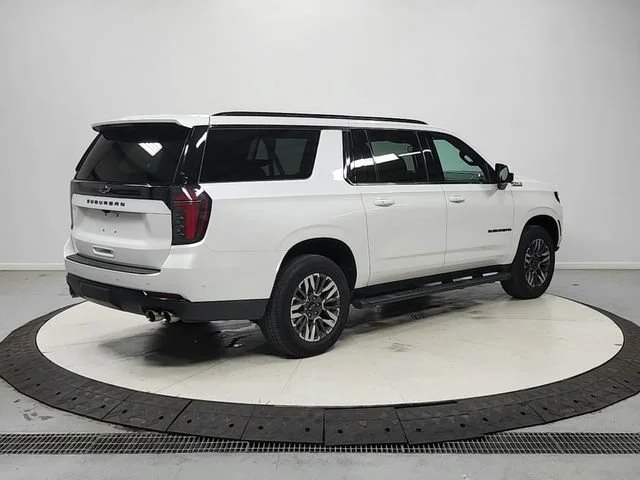 Used 2025 Iridescent Pearl Tricoat Chevrolet Z71 image 8