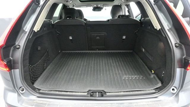 Used 2019 Gray Volvo T6 Momentum image 18