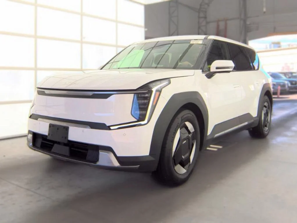 Used 2024 White Kia Light Long Range image 2
