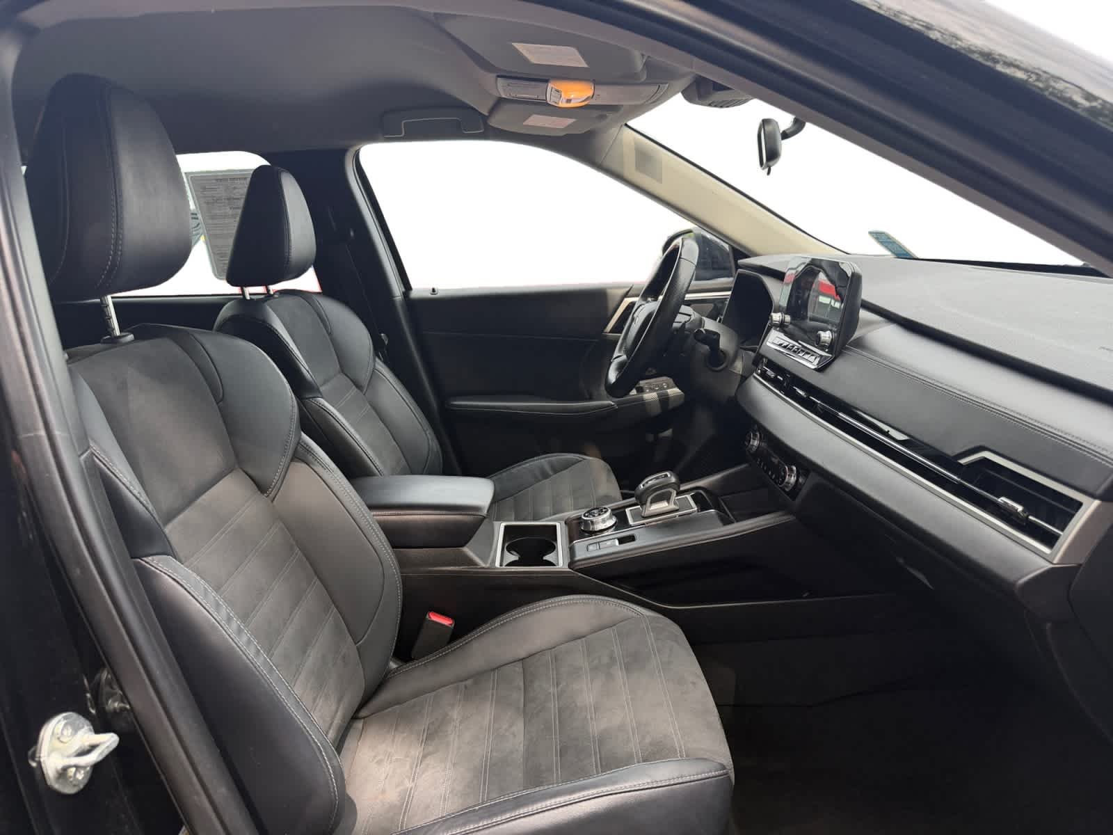 Used 2022 Labrador Black Pearl Mitsubishi SE image 17