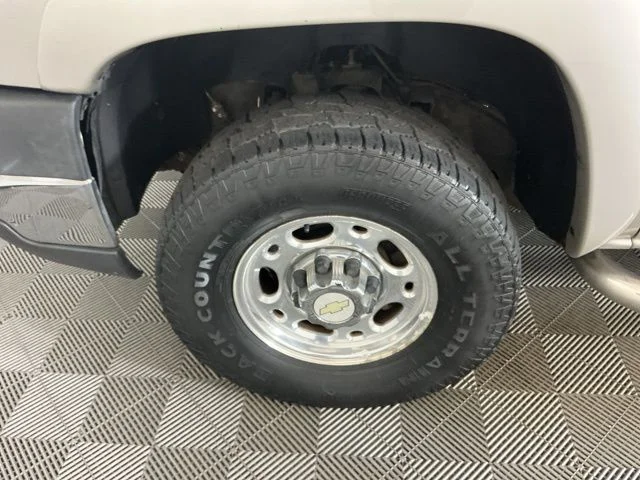 Used 2006 Silver Chevrolet Work Truck image 24