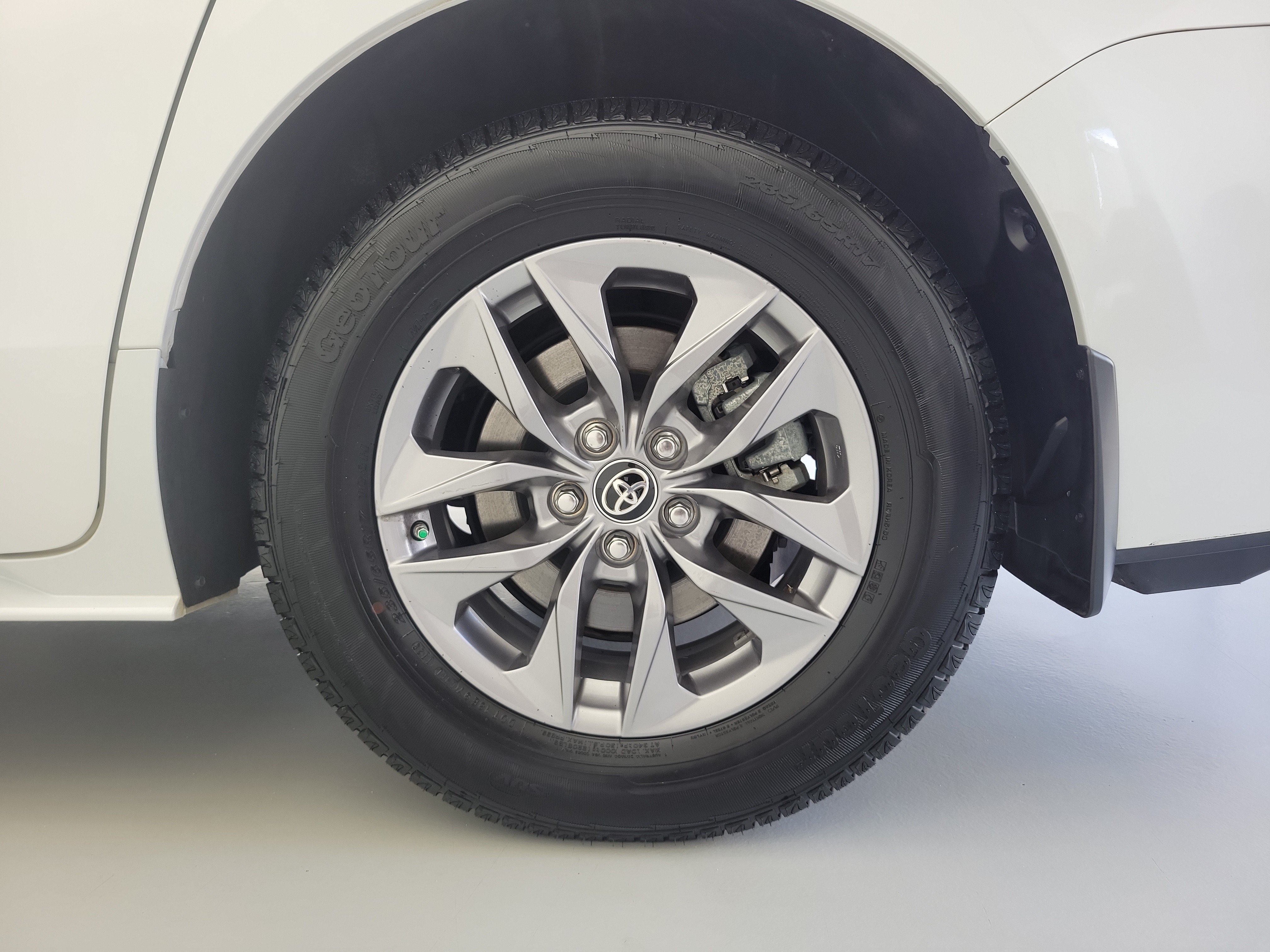 Used 2025 Wind Chill Pearl Toyota XLE image 13