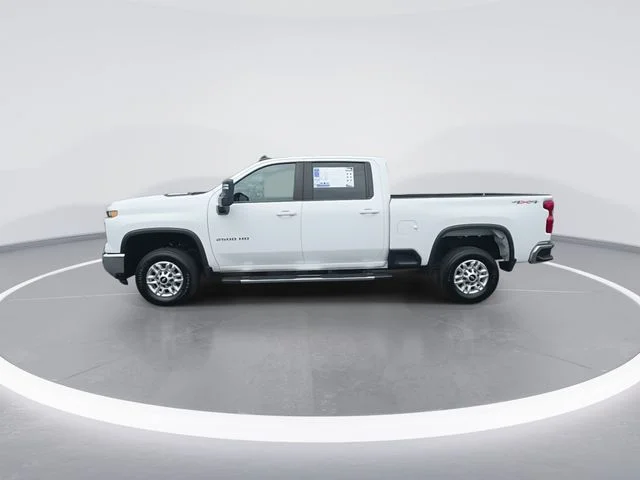 Used 2025 White Chevrolet LT image 5