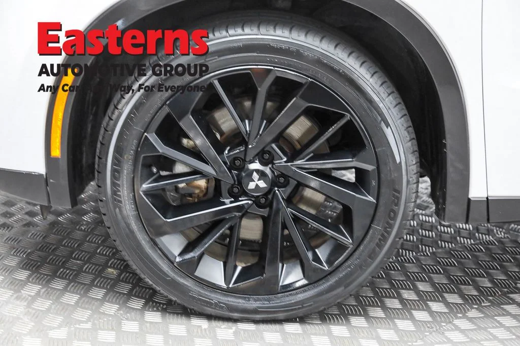 Used 2023 White Mitsubishi SE image 32