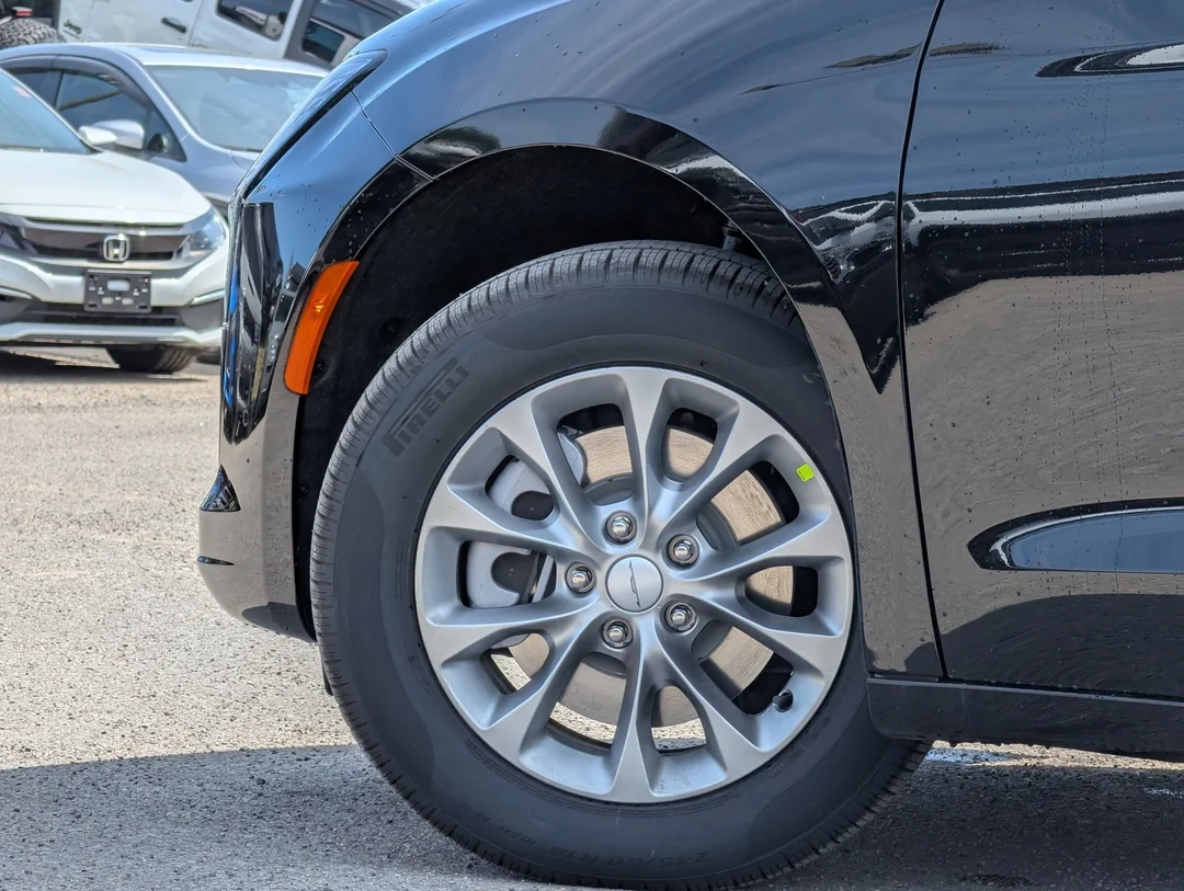 New 2027 Black Chrysler Select - - AWD - 3.6L Pentastar V6 - Adaptive Cruise Control - Blind Spot Monitor & More! image 9