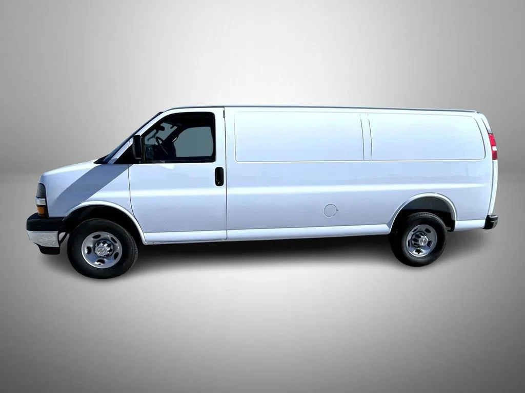 New 2026 Summit White Chevrolet 1WT image 8