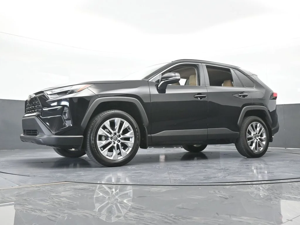 Used 2025 Midnight Black Metallic Toyota XLE Premium image 59