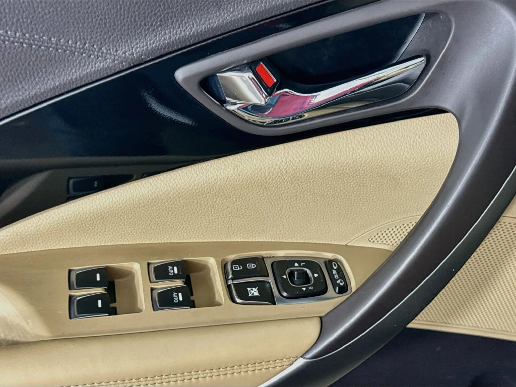 Used 2016 Black Hyundai Base image 21