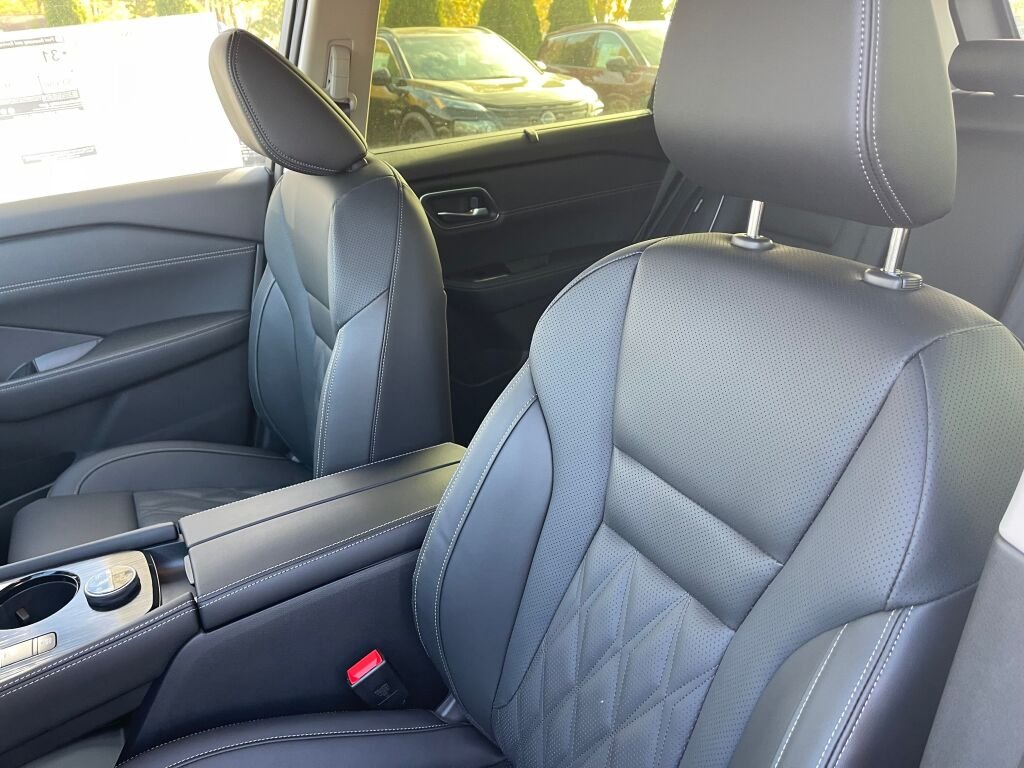 New 2026 Boulder Gray Pearl/Super Black Nissan Platinum image 9