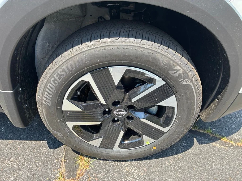 New 2026 Aspen White TriCoat / Super Black Two-tone Nissan SV image 9