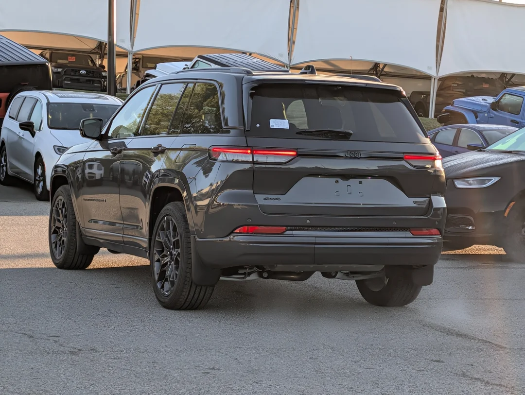 New 2026 Grey Jeep Summit - - 4x4 - Advanced ProTech Group IV - Palermo Leather Seats - Head-Up Display & More! image 6