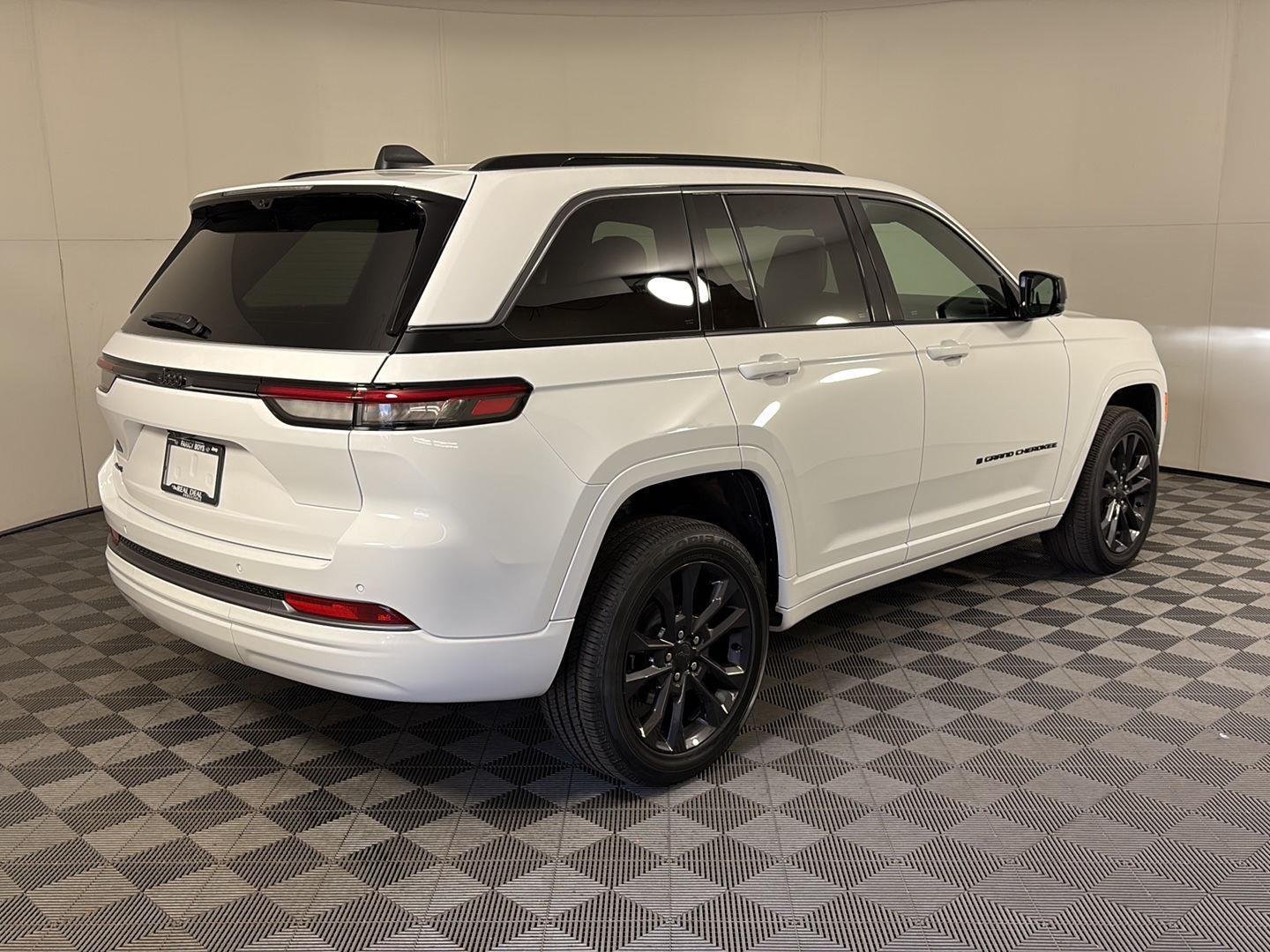 New 2026 Bright White Clear-Coat Exterior Paint Jeep Limited Reserve image 4