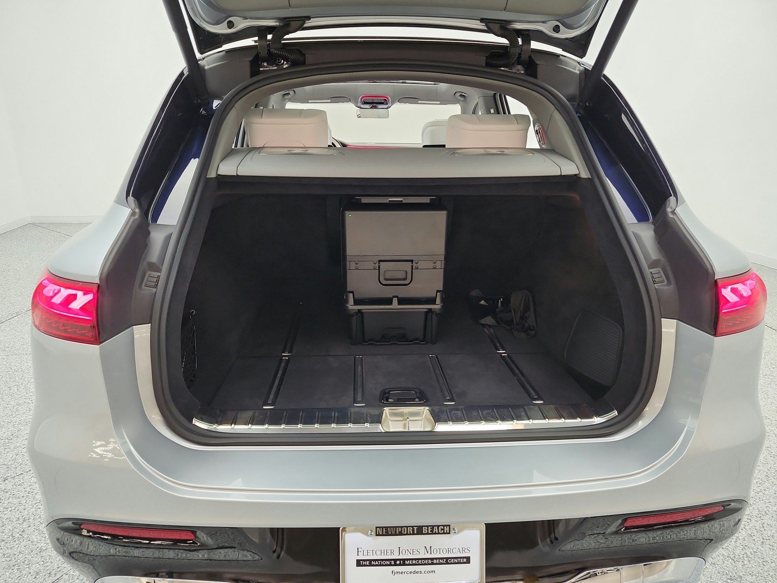 Used 2024 CIRRUS SILVER/NAUTIC Mercedes-Benz Maybach EQS 680 4MATIC® SUV image 21