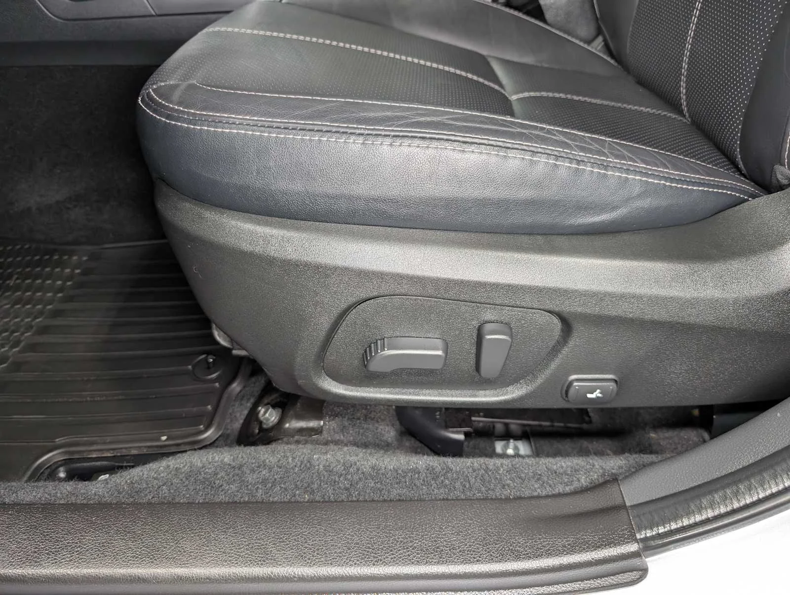 Used 2017 Ice Silver Metallic Subaru Touring image 38