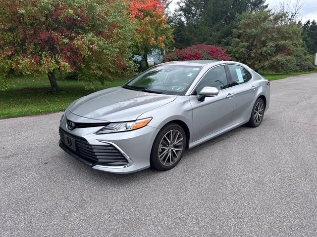 Used 2022 Silver Toyota XLE image 7