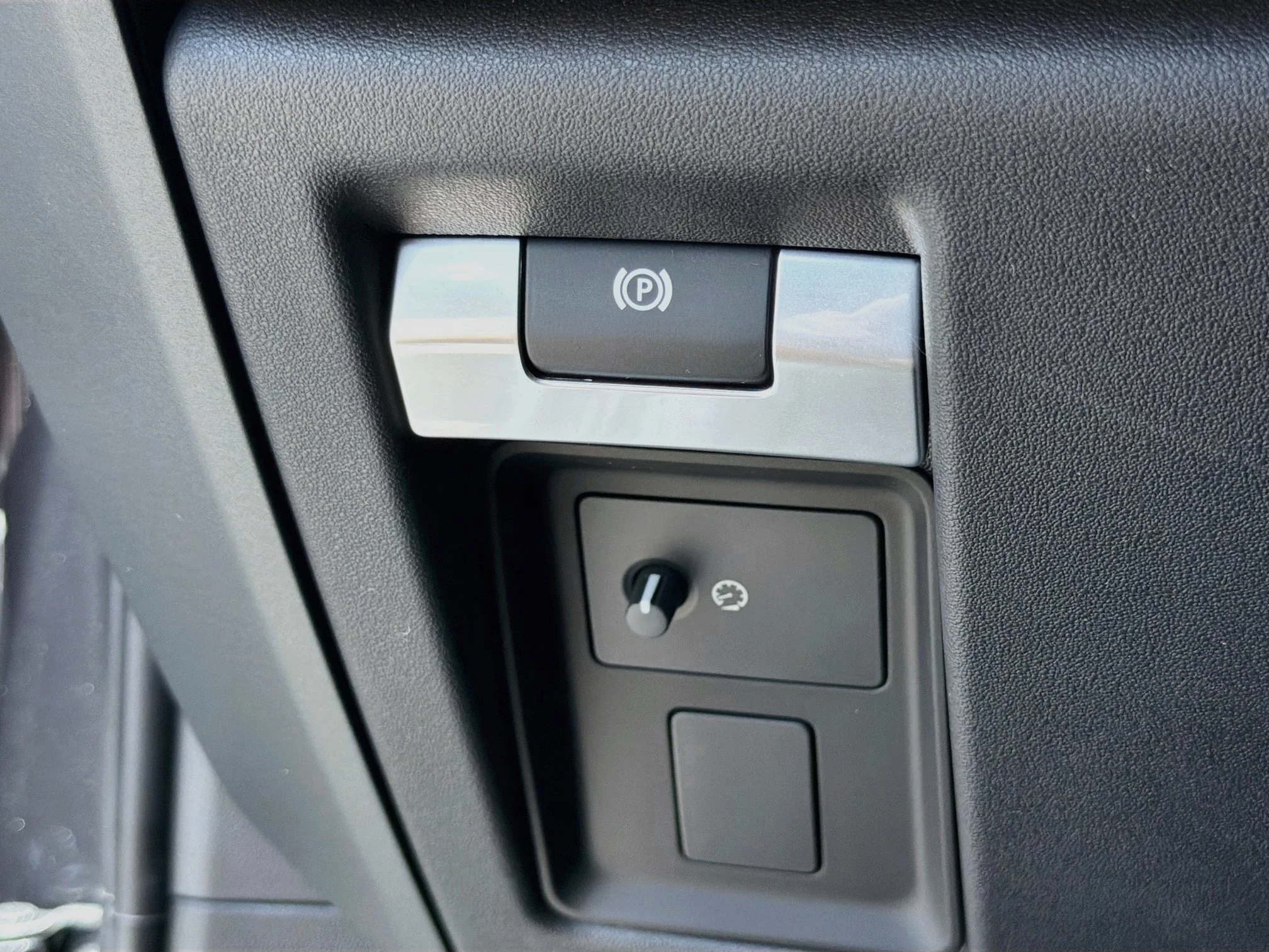 New 2026 Carpathian Grey Land Rover S image 37