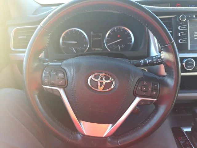Used 2018 Silver Toyota XLE image 15