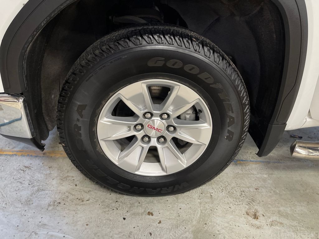 Used 2022 White GMC SLE image 11