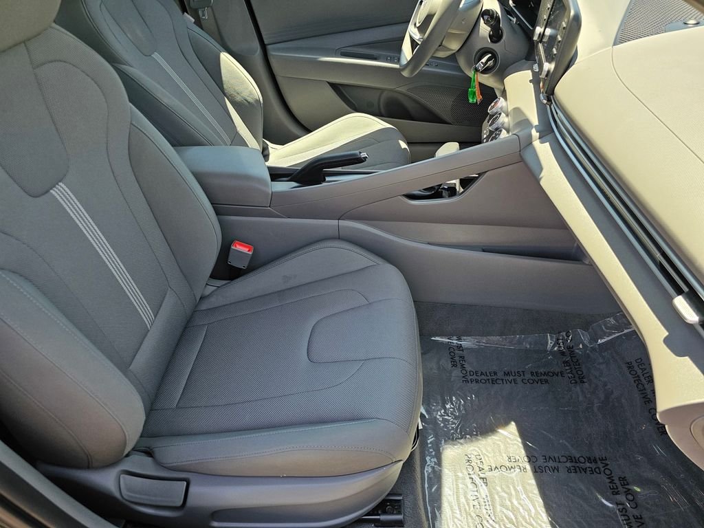 2025 Hyundai Elantra SE - Photo 13