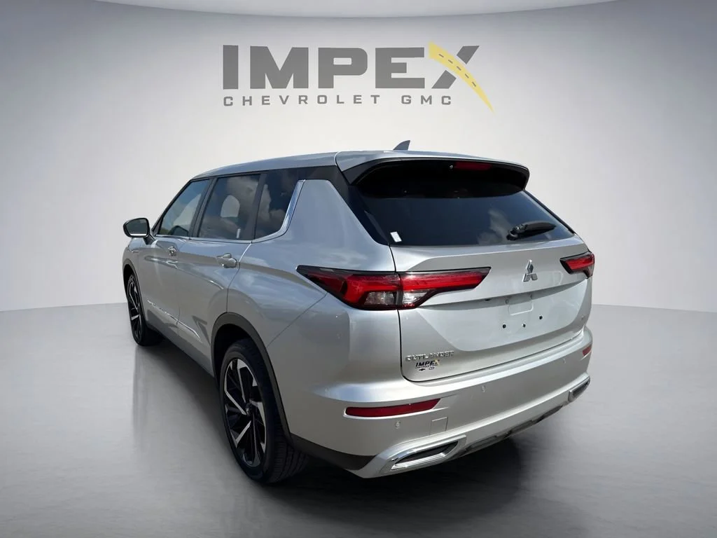 Used 2022 Silver Mitsubishi SE image 3