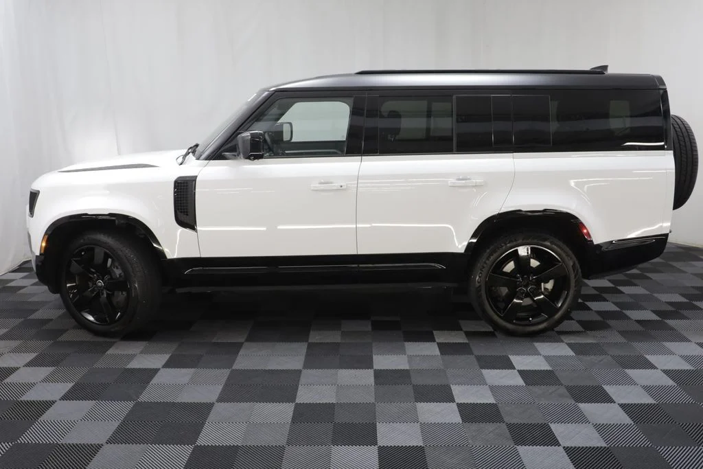Certified Used 2025 White Land Rover X-Dynamic SE image 4