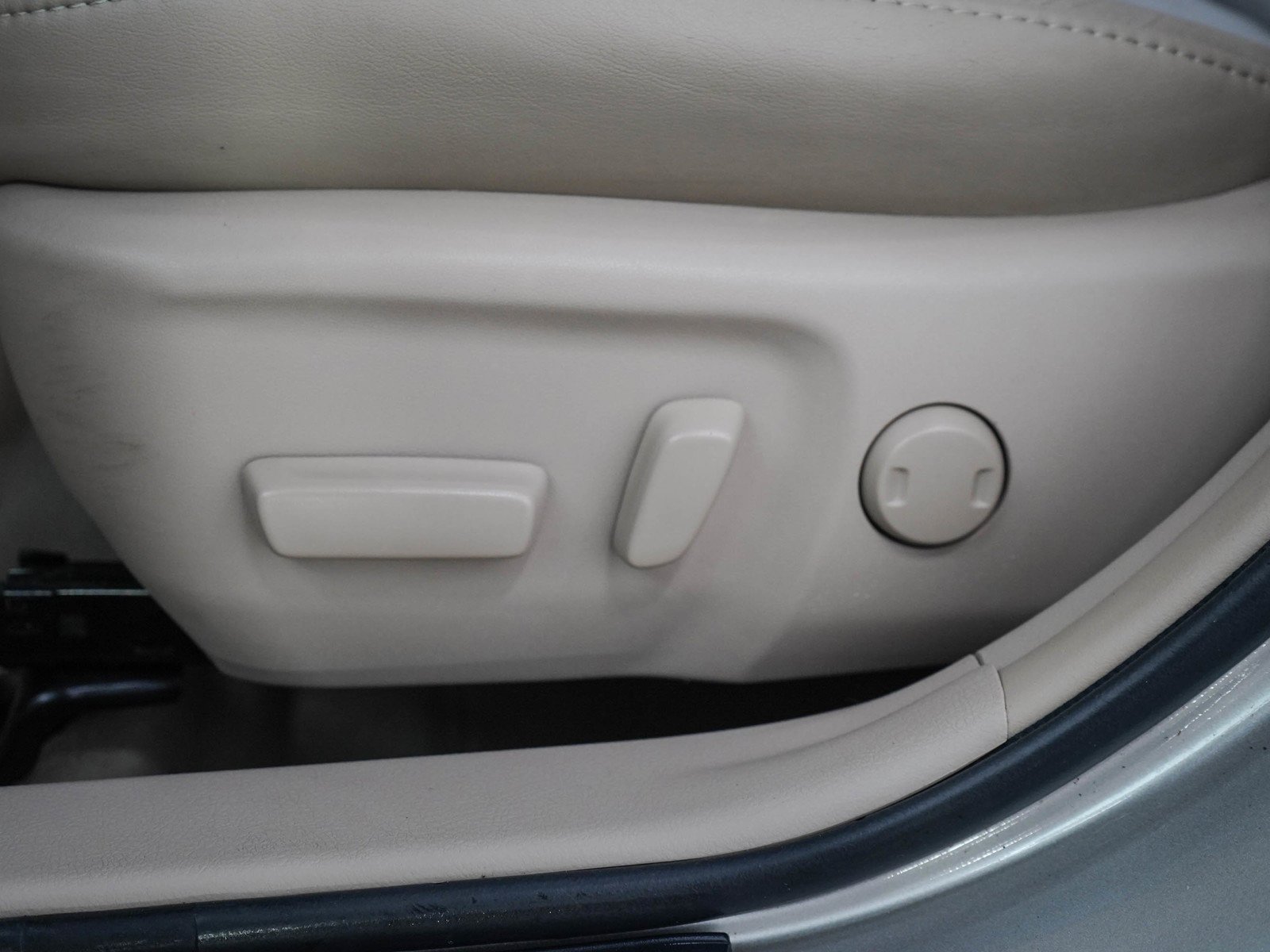 Used 2014 Creme Brulee Mica Toyota 4dr Sdn XLE (Natl) *Ltd Avail* image 26