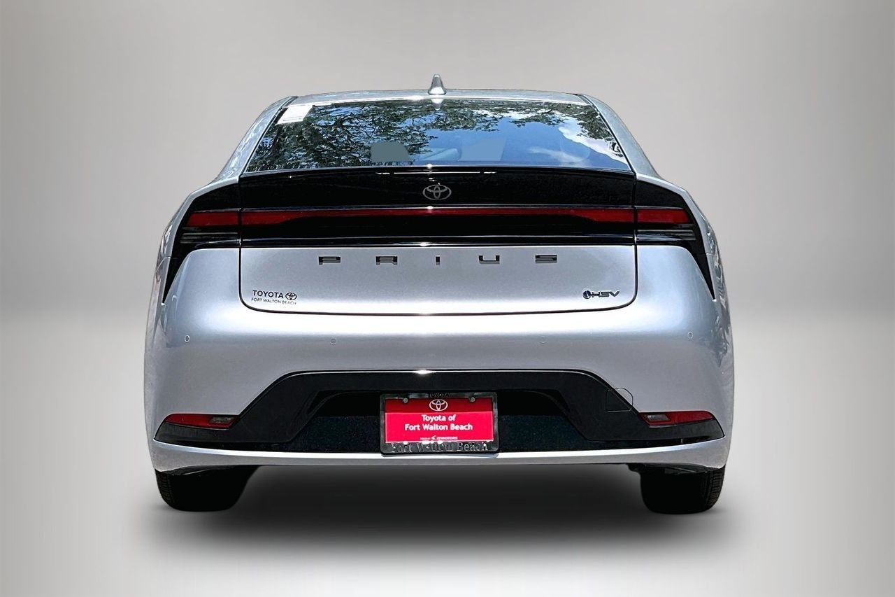 Used 2025  Toyota XLE image 6