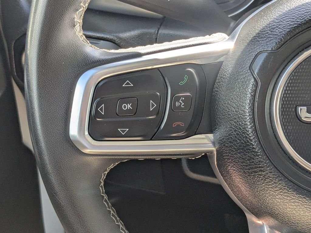 Used 2023 White/off-white Jeep Sahara image 27