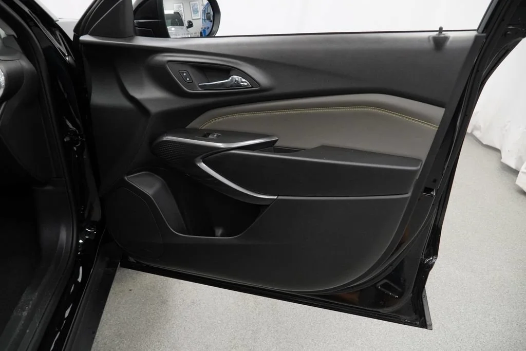 New 2026 Mosaic Black Metallic Chevrolet ACTIV image 27