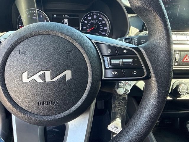 Used 2022 White Kia LXS image 27