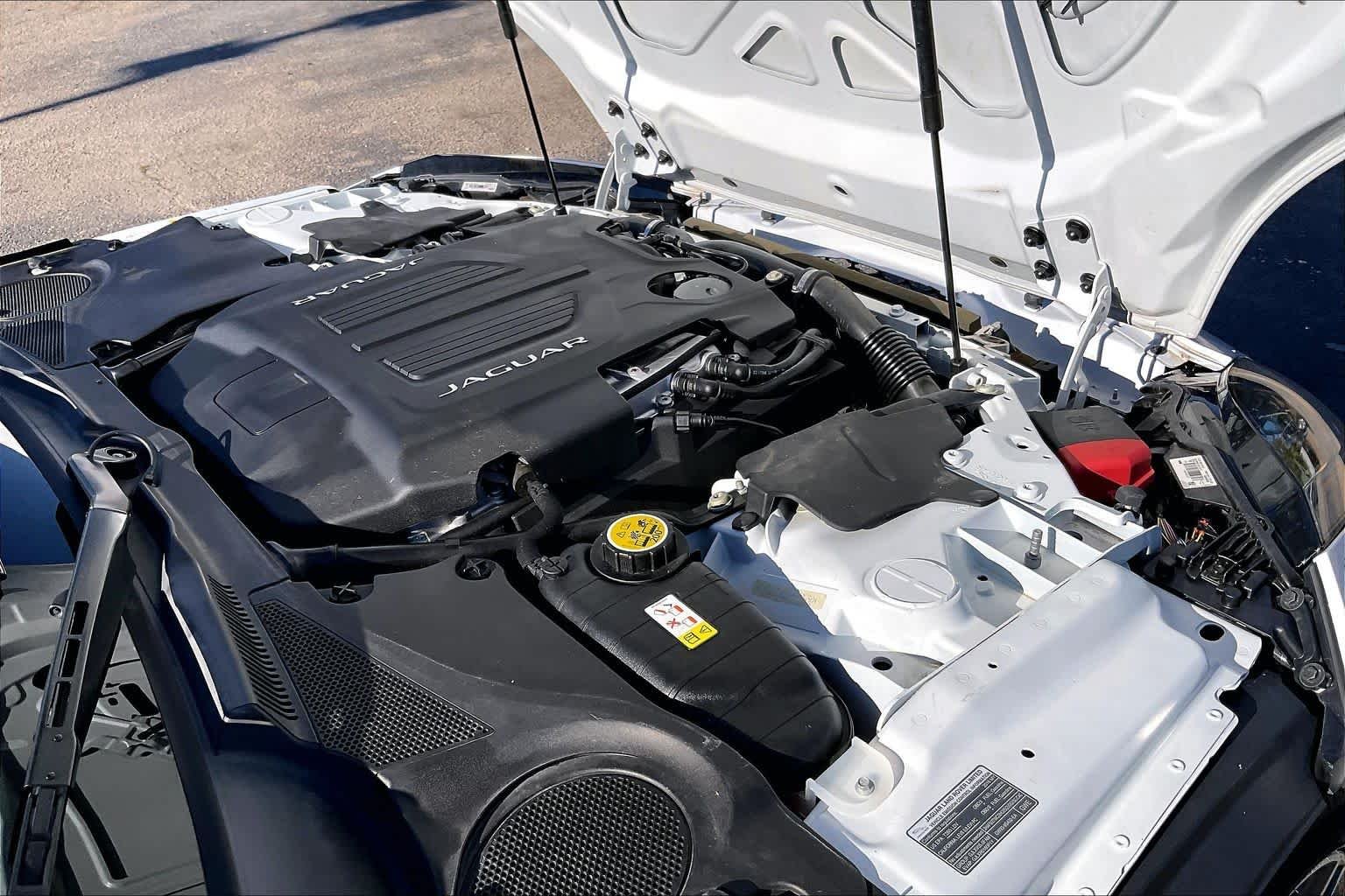 Used 2016  Jaguar R image 24