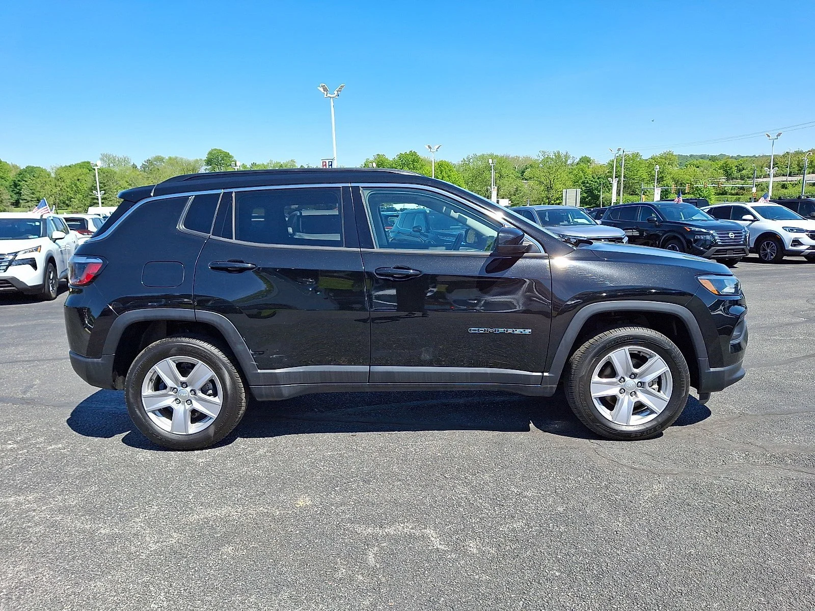 Certified Used 2022 Diamond Black Crystal Pearlcoat Jeep Latitude image 8