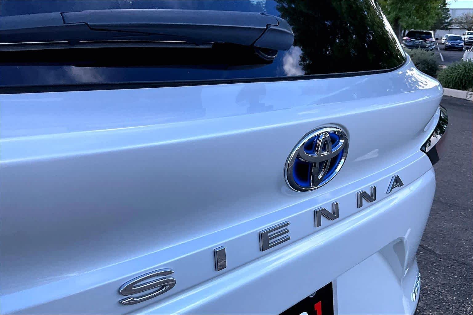 Used 2025 Wind Chill Pearl Toyota Limited image 28
