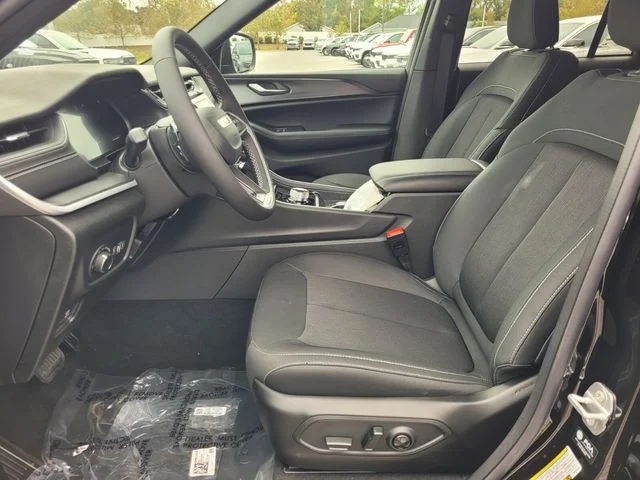 New 2025 Diamond Black Crystal Pearl-Coat Exterior Paint Jeep Laredo X image 3