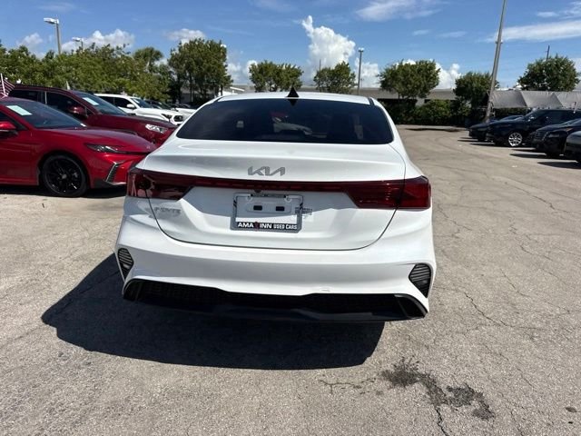 Used 2022 White Kia LXS image 4