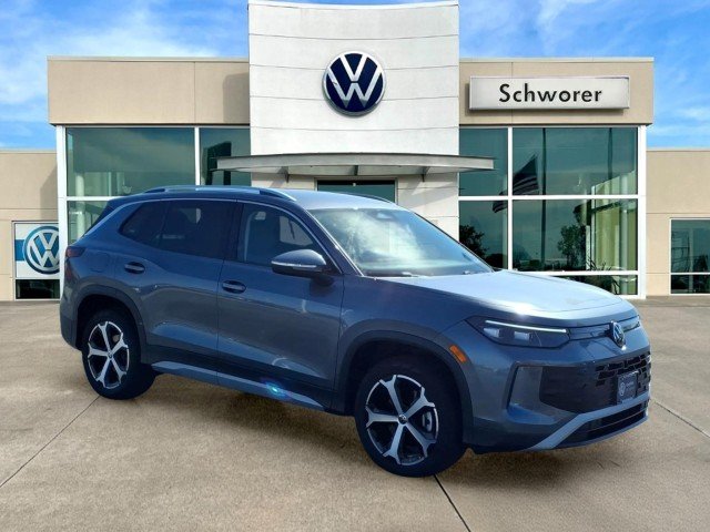 Certified Used 2025 Platinum Gray Metallic Volkswagen SE image 4