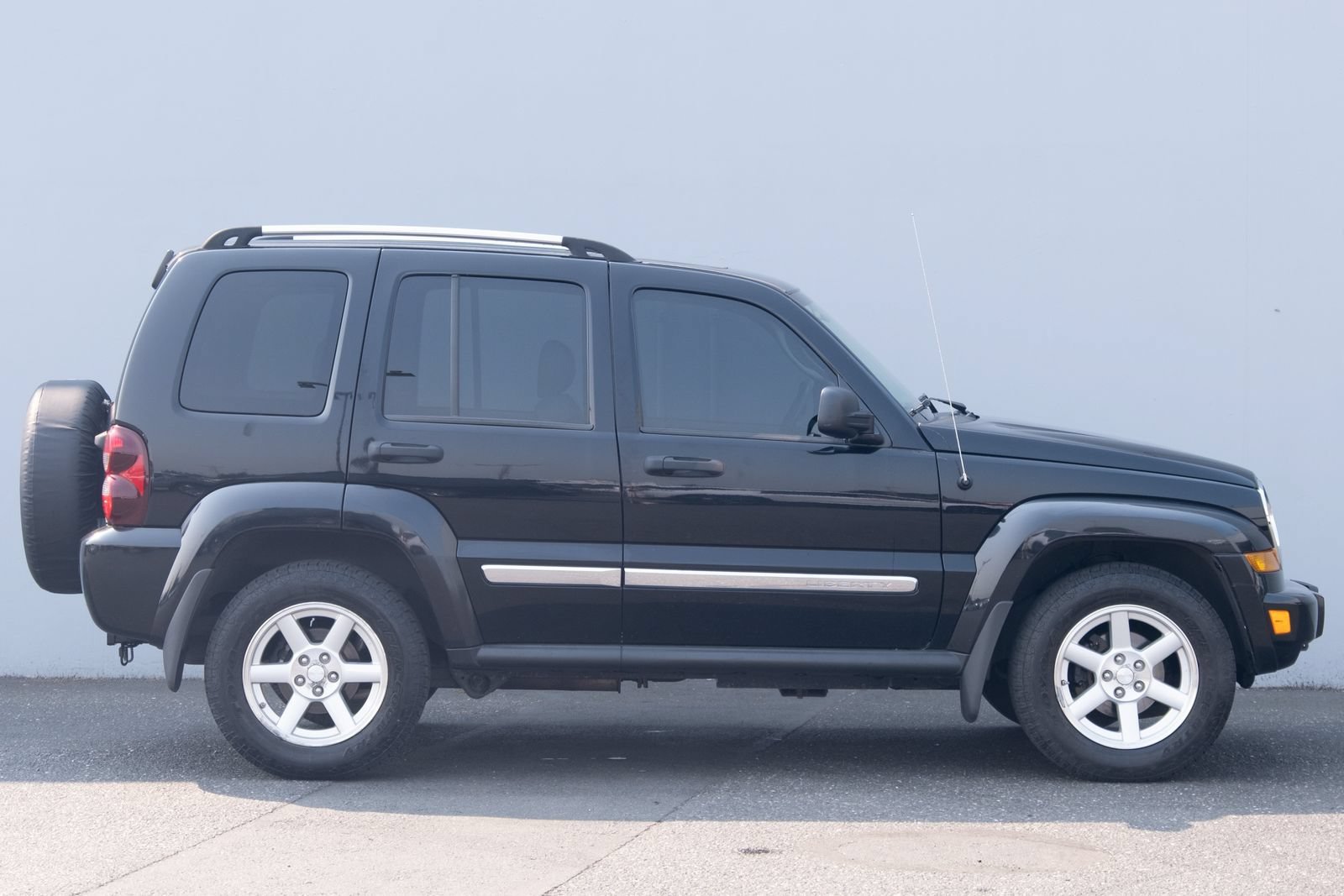 Used 2006 Black Jeep Limited image 12