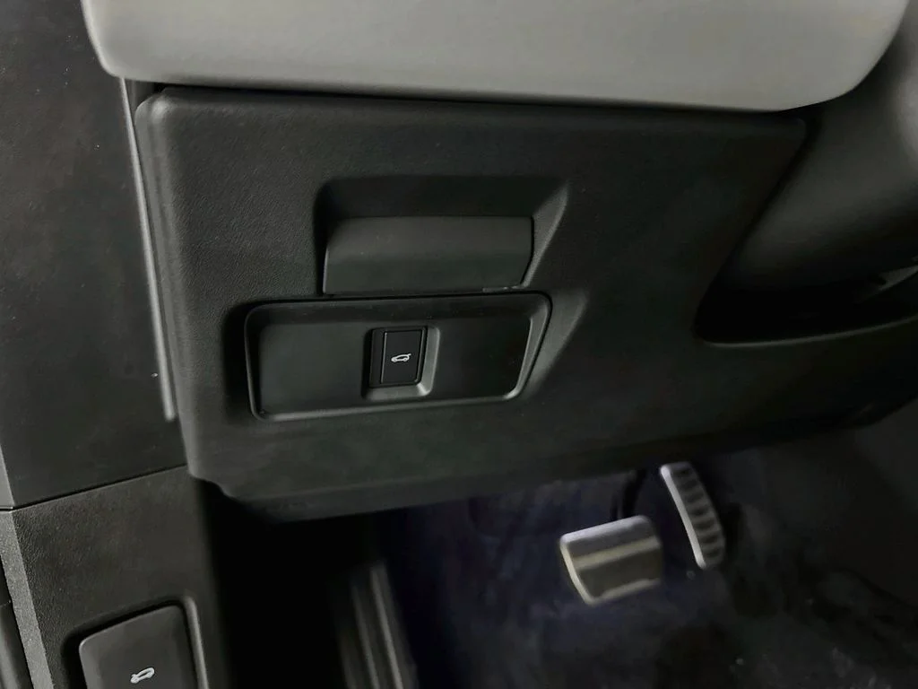 New 2026 Tribeca Blue Land Rover Hoxton Edition image 10