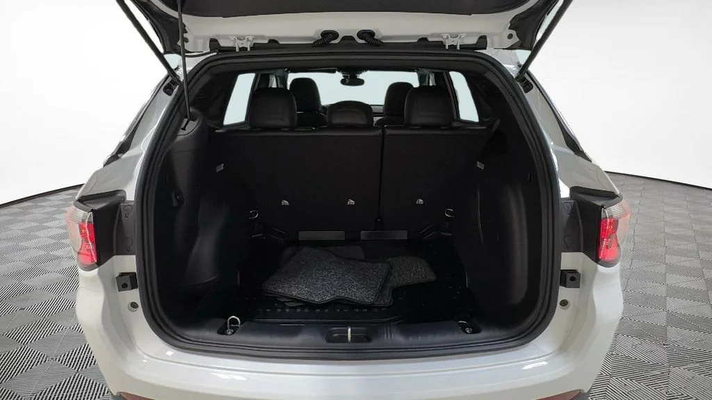 New 2026 Bright White Clearcoat Jeep Latitude image 11