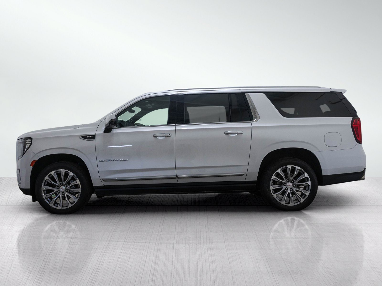 Used 2022 White Frost Tricoat GMC Denali image 3