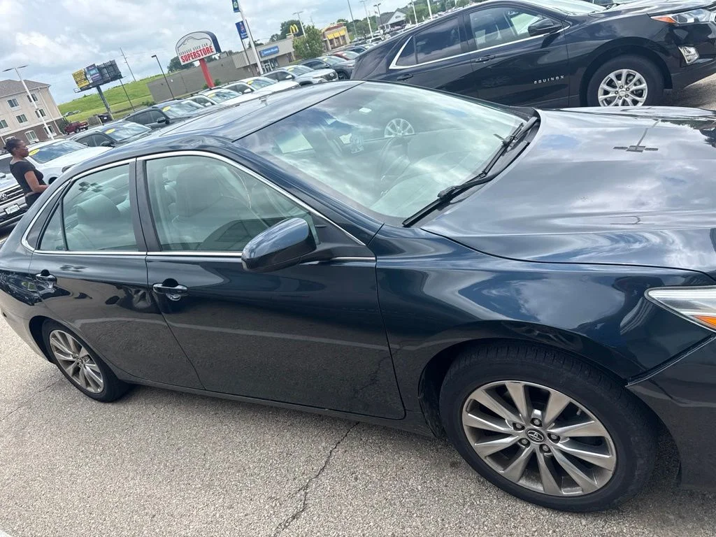 Used 2017  Toyota XLE image 2