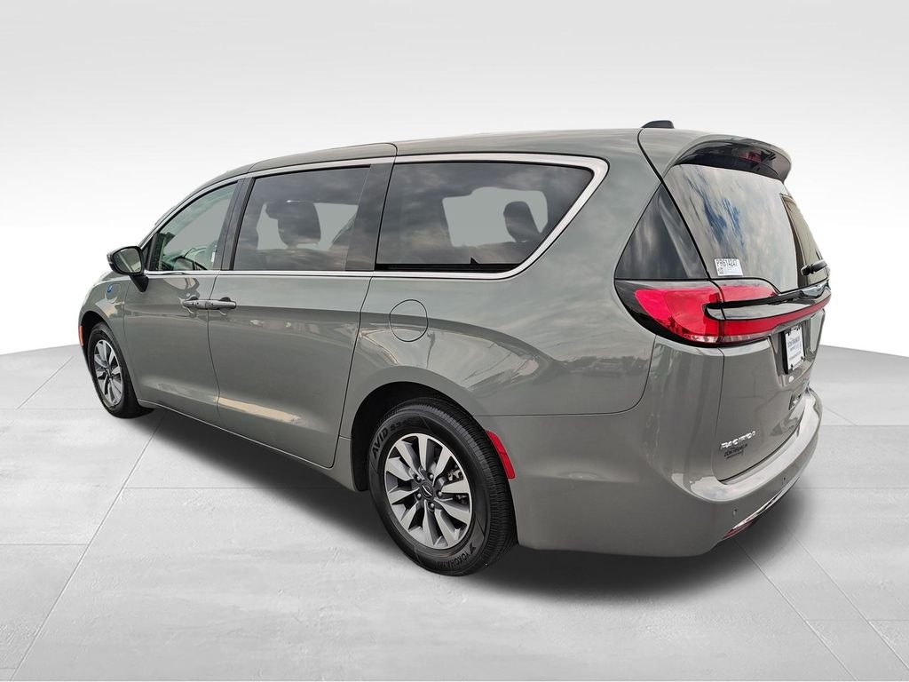 Used 2023 White Chrysler Touring L image 3