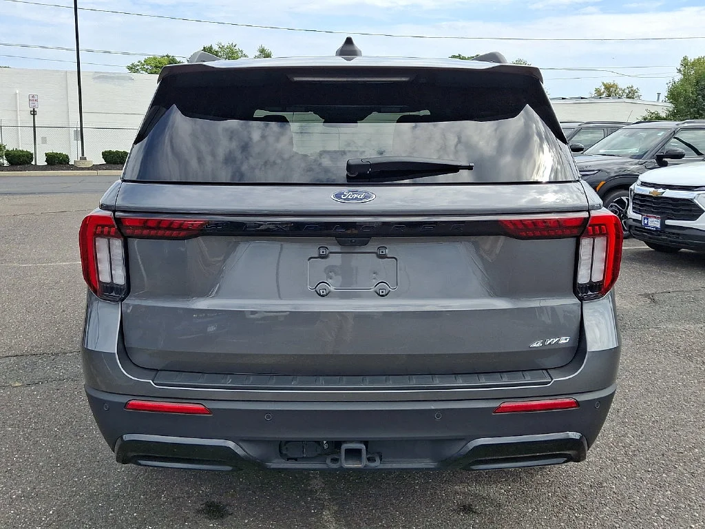 Used 2025 Gray Ford ST-Line image 10