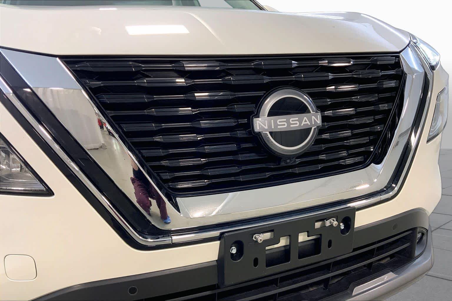 Used 2022 Pearl White Tricoat Nissan SL image 32
