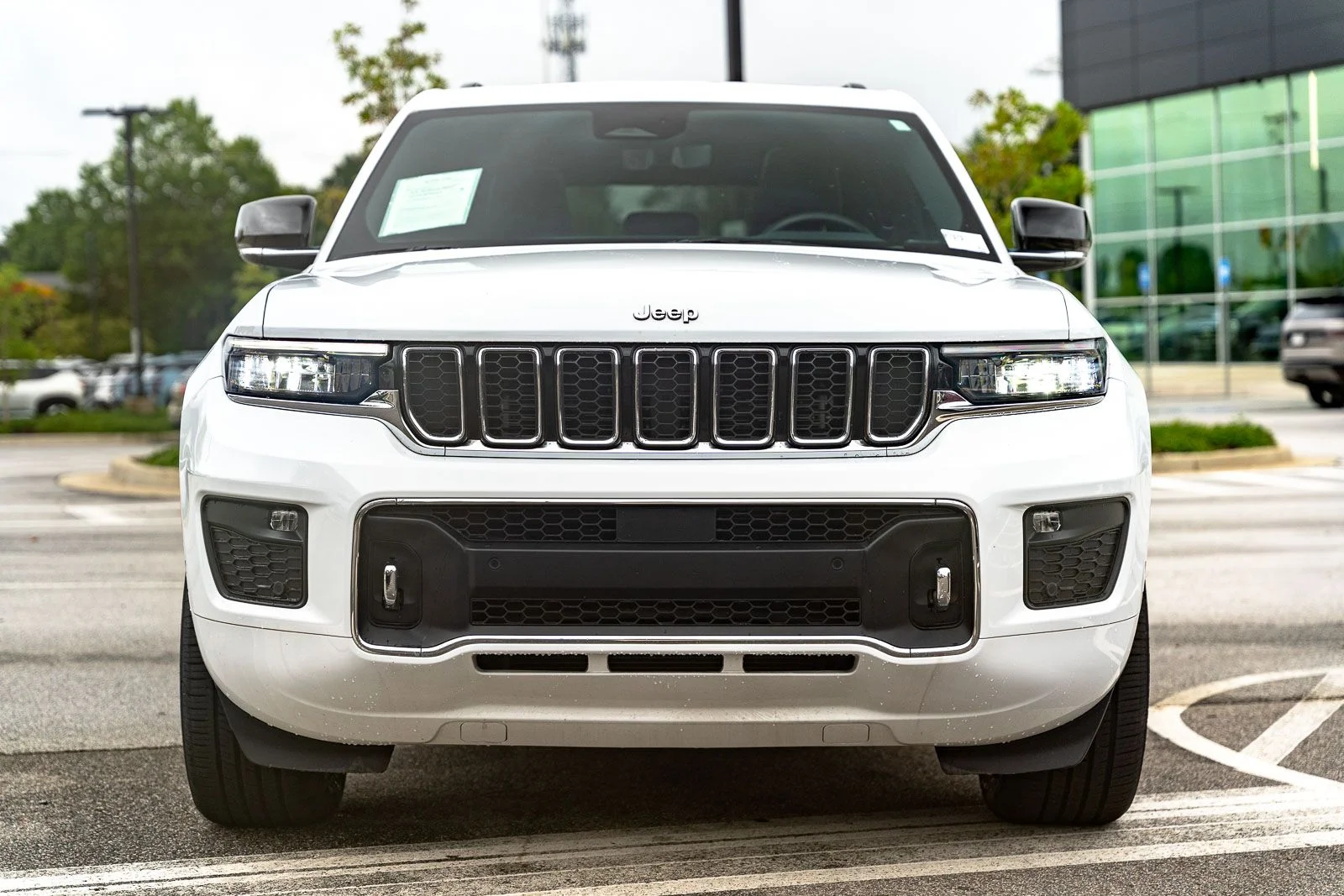 Used 2022 White Jeep Overland image 1