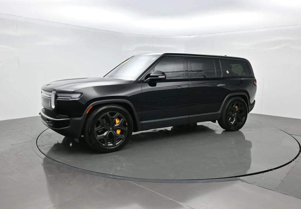 Used 2025 Rivian R1S Ascend with VIN 7PDSGCBP9SN058588 for sale in Naperville, IL