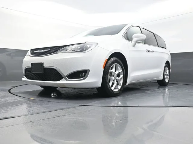 Used 2018 White Chrysler Touring Plus image 31