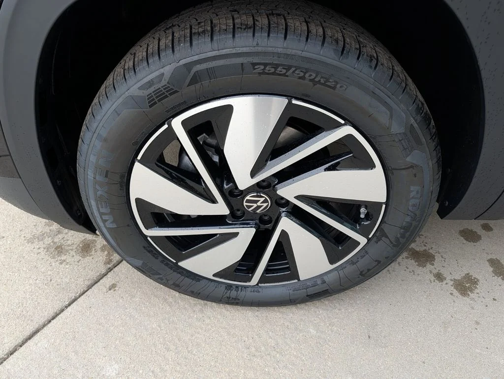 New 2026 Black Volkswagen 2.0T SE w/Technology image 9