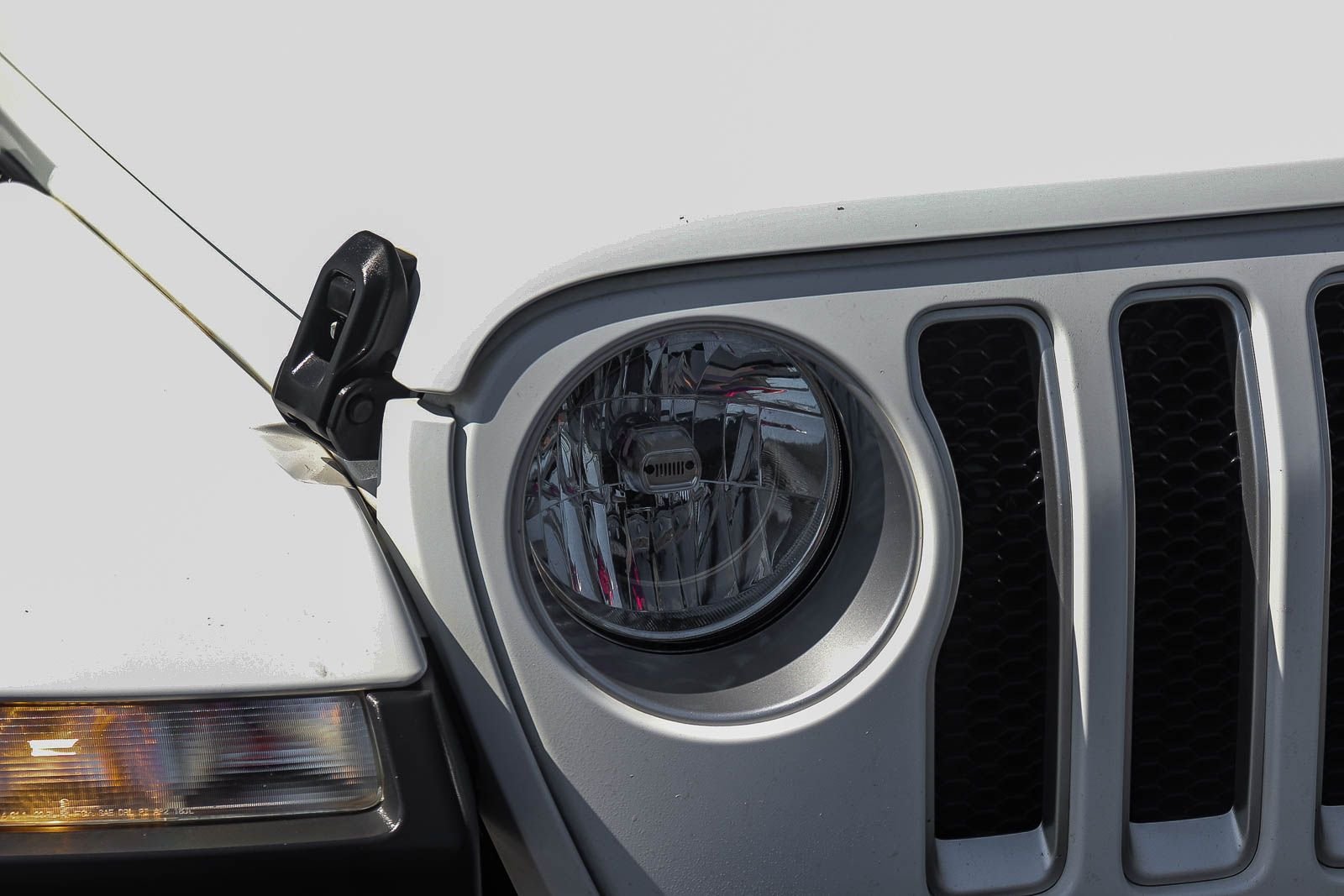 Used 2018 Bright White Clearcoat Jeep Unlimited Sahara image 12